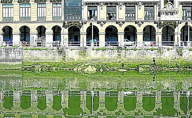 Vehículos aparcados en los arcos de la Naja sobre la ría, vistos desde la calle de La Ribera.