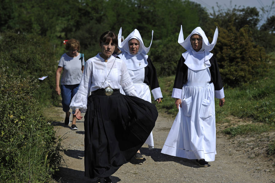 Las faldas del monte han sido escenario este domingo de una recreación bélico