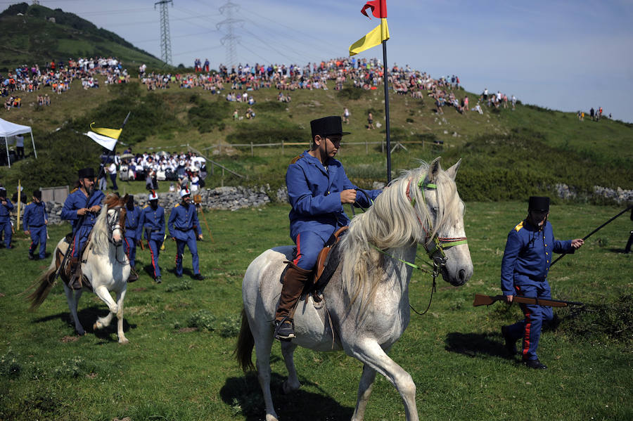 Las faldas del monte han sido escenario este domingo de una recreación bélico