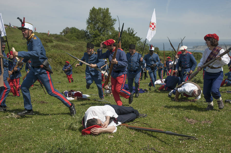 Las faldas del monte han sido escenario este domingo de una recreación bélico