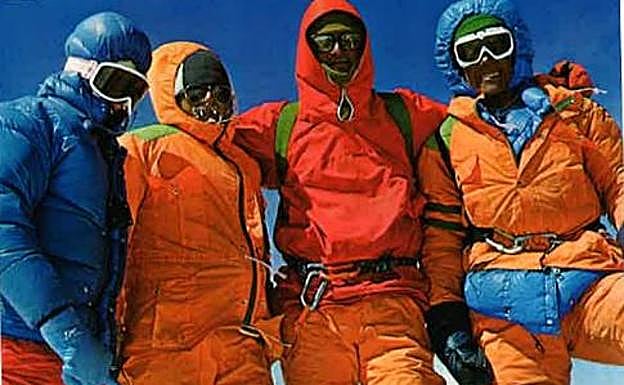 Xabier Garayoa, Gerardo Plaza, Iñaki Aldaya y el sherpa Ang Rita en la cima del Dhaulagiri.