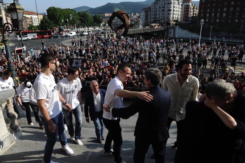 Fotos: Recibiento a los héroes del RETAbet en el Ayuntamiento