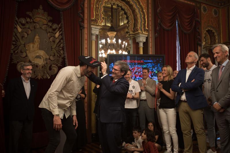 Fotos: Recibiento a los héroes del RETAbet en el Ayuntamiento