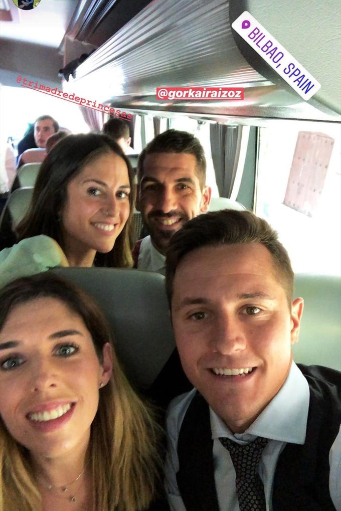 Ander Herrera y Gorka Iraizoz, junto a sus mujeres, en el autobús que les llevó al banquete en Torre Loizaga.