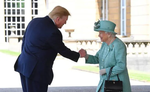 Donald Trump saluda a la reina Isabel II.