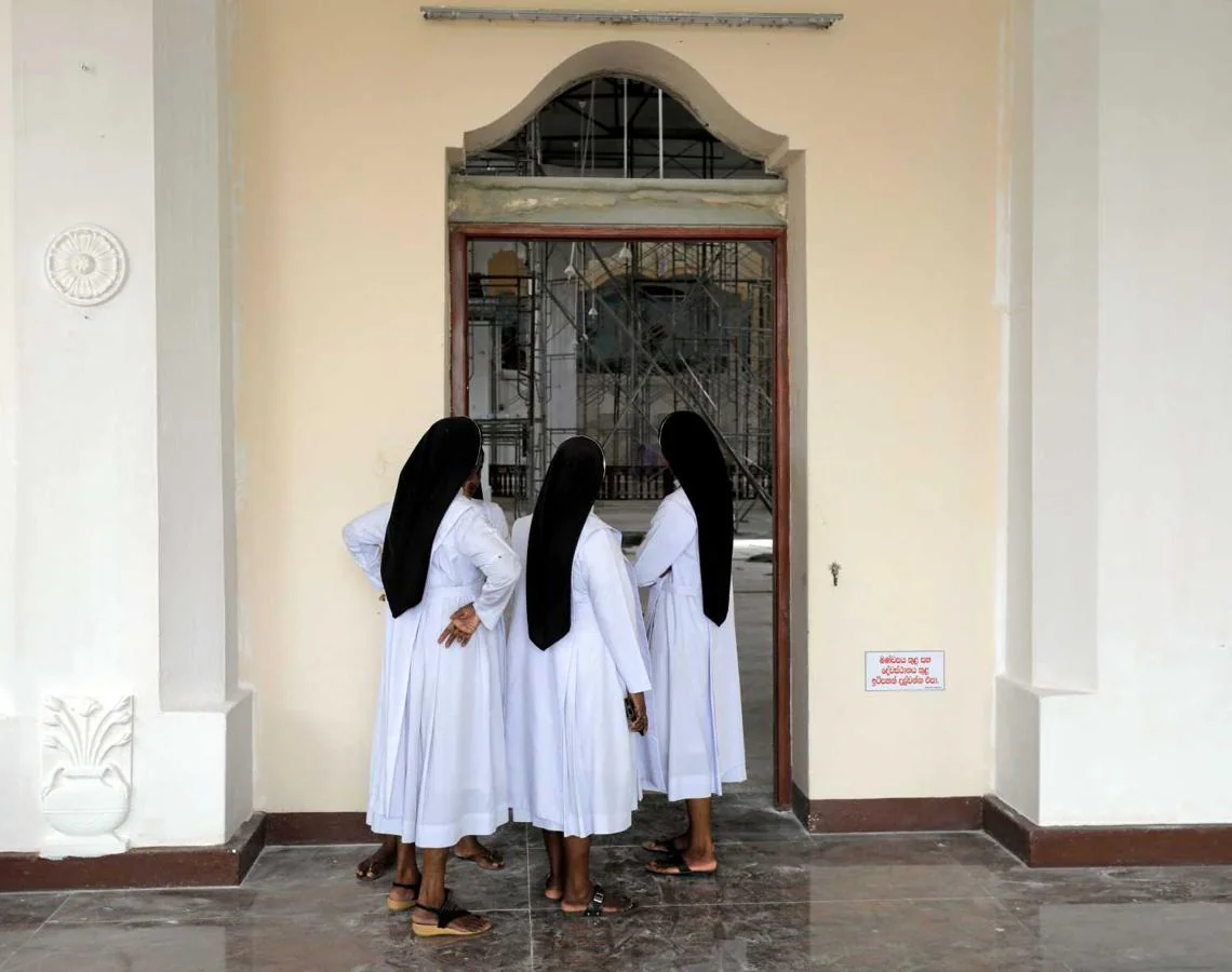 Monjas miran dentro de la iglesia de San Sebastián, una de las atacadas en los atentados del domingo de Pascua del 21 de abril en Negombo, Sri Lanka