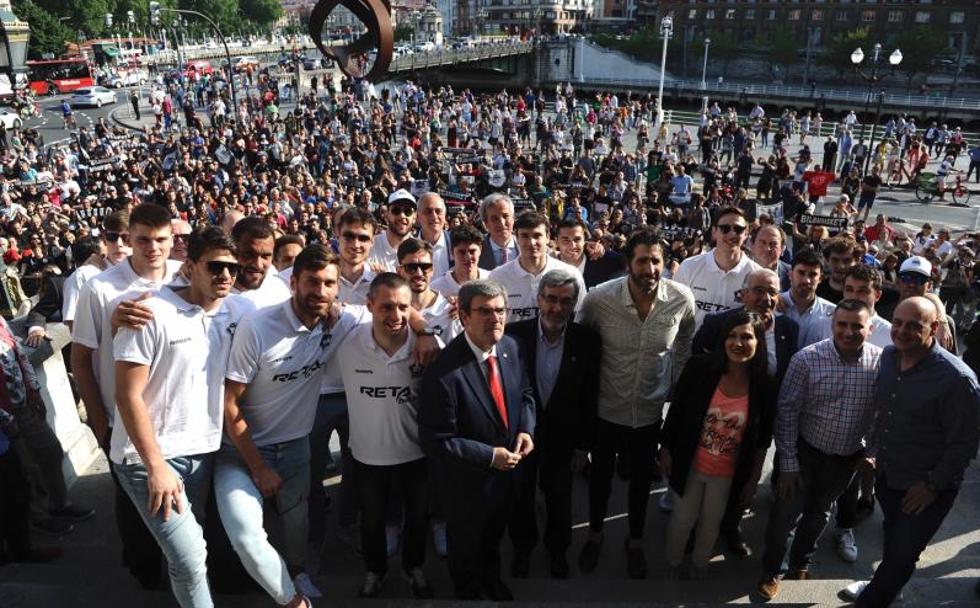 El alcalde Aburto ha recibido al equipo en el Ayuntamiento.