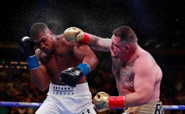 Andy Ruiz Jr. golpea a su rival durante el combate. 