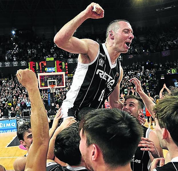 A la Final Four. Los jugadores del Bilbao Basket levantan a hombros al capitán Salgado tras sentenciar el play-off frente al Palencia.
