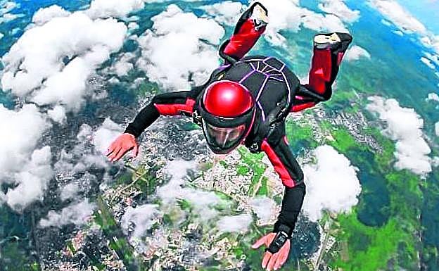 El paracaidista alavés, en uno de sus saltos.