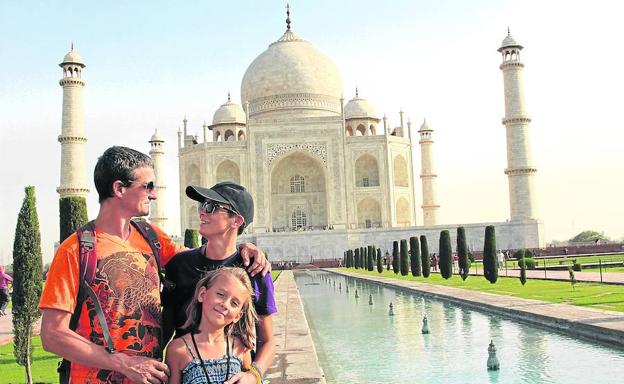 Jon, Nina y Bianka frente al Taj Majal en uno de sus viajes por Asia.