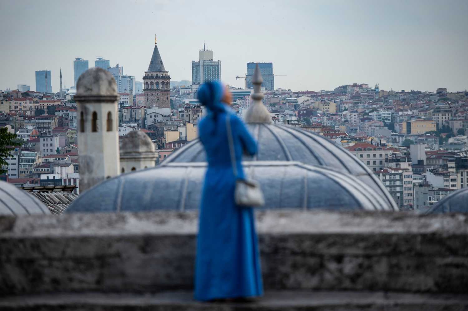 Una mujer observando la ciudad de Estambul, desde la terraza de la mezquita de Süleymaniye