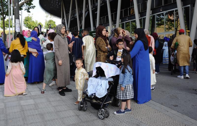 La comunidad musulmana pone el punto final al ayuno en un acto multitudinario en el pabellón de Miribilla