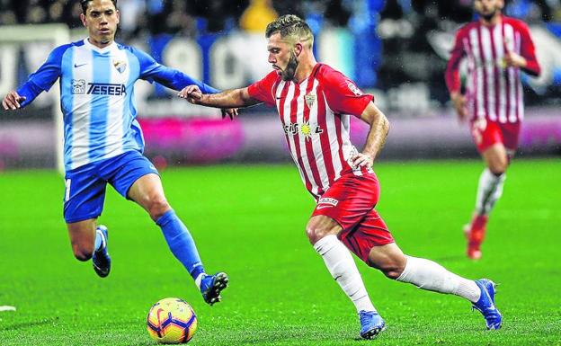 Luis Rioja (Almería) avanza con la pelota en un partido ante el Málaga. 