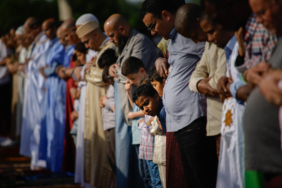 El mes del ayuno concluye con una oración multitudinaria en la celebración del Eid al-Fitr.