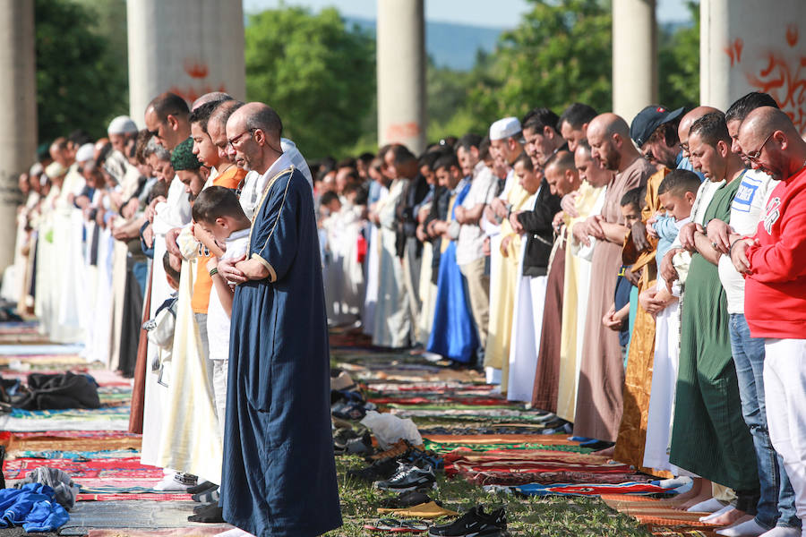 El mes del ayuno concluye con una oración multitudinaria en la celebración del Eid al-Fitr.