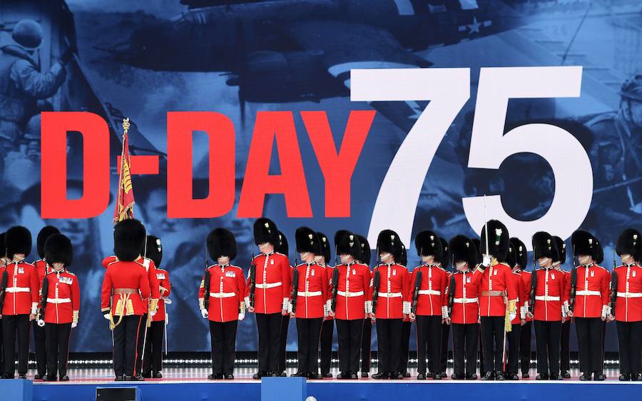 Una serie de actos recuerdan la Operación Overlord, en la que una fuerza 130.000 hombres protagonizó el asalto de la costa francesa de Normandía. Tres de aquellos soldados, hoy nonagenarios, han saltado en paracaídas, mientras diferentes mandatarios han mostrado sus respetos a los caídos en el Día D