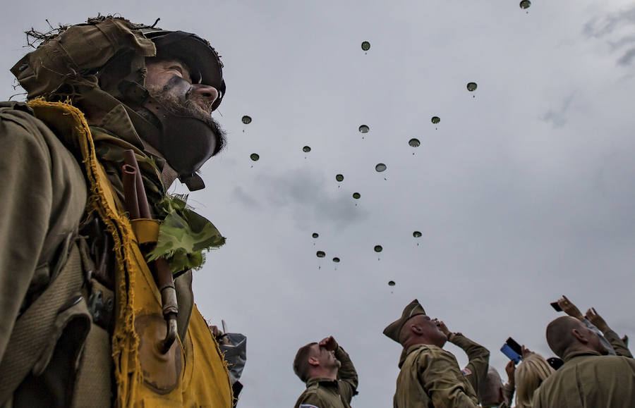 Una serie de actos recuerdan la Operación Overlord, en la que una fuerza 130.000 hombres protagonizó el asalto de la costa francesa de Normandía. Tres de aquellos soldados, hoy nonagenarios, han saltado en paracaídas, mientras diferentes mandatarios han mostrado sus respetos a los caídos en el Día D