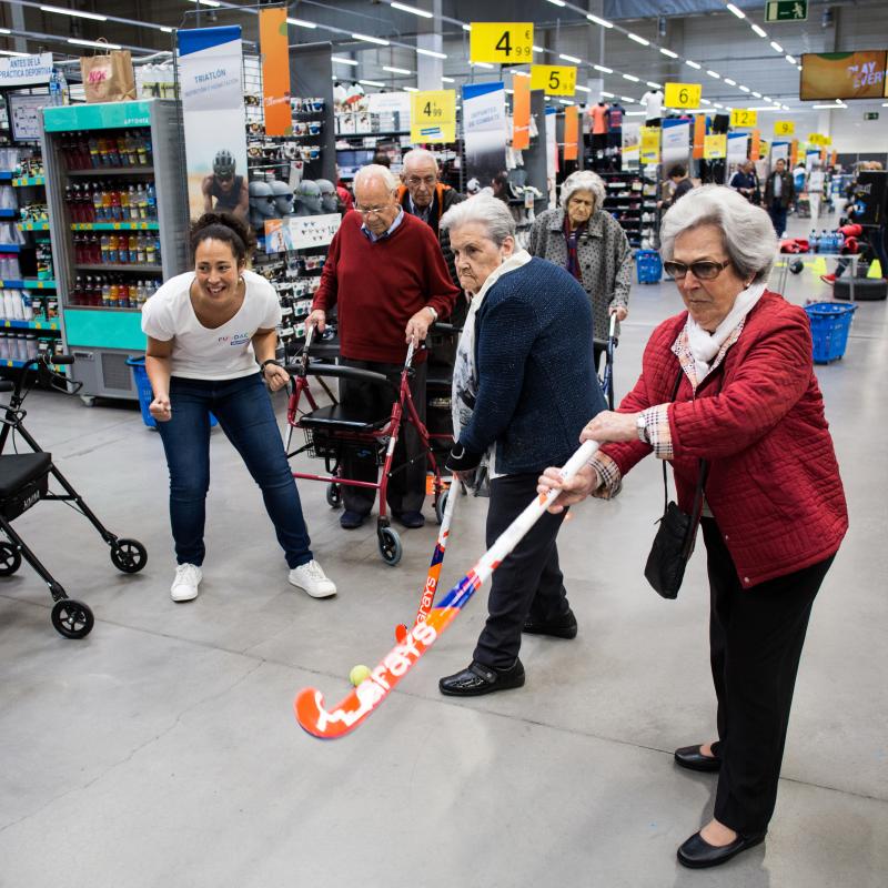 Residentes en la Fundación Miranda de Barakaldo se estrena en disciplinas poco habituales para ellos en el Decathlon de Megapark 