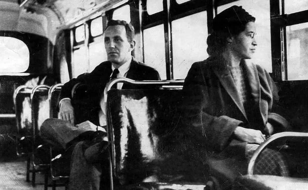 Rosa Parks, costurera negra que desafió a las leyes raciales al negarse a ceder a un blanco su asiento en un autobús, viaja sentada en un vehículo interurbano de Montgomery.