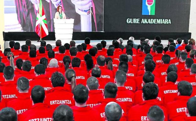 La directora de la academia de Arkaute da la bienvenida a los aspirantes de la escala básica. 