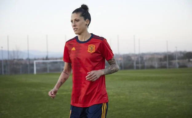 La jugadora del combinado nacional con la nueva camiseta de España. 