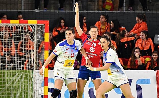 June Loidi, a la derecha, en un lance de partido. 