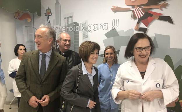 La consejera de Salud, Nekane Murga, ha visitado el área materno-infantil del ambulatorio del Casco Viejo de Bilbao. 