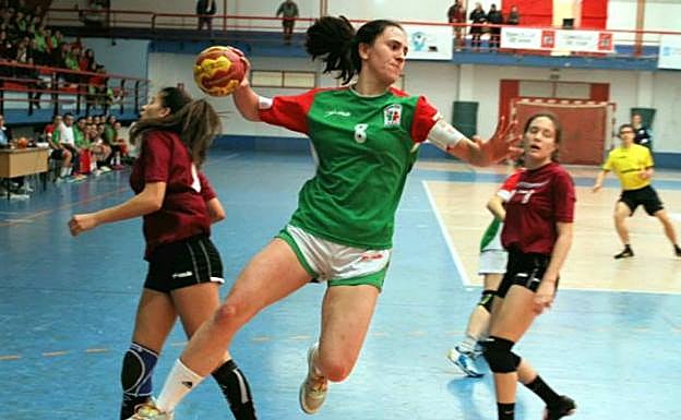 La lateral derecho lanzado a portería antes de su fichaje por el Zuazo el pasado verano. 