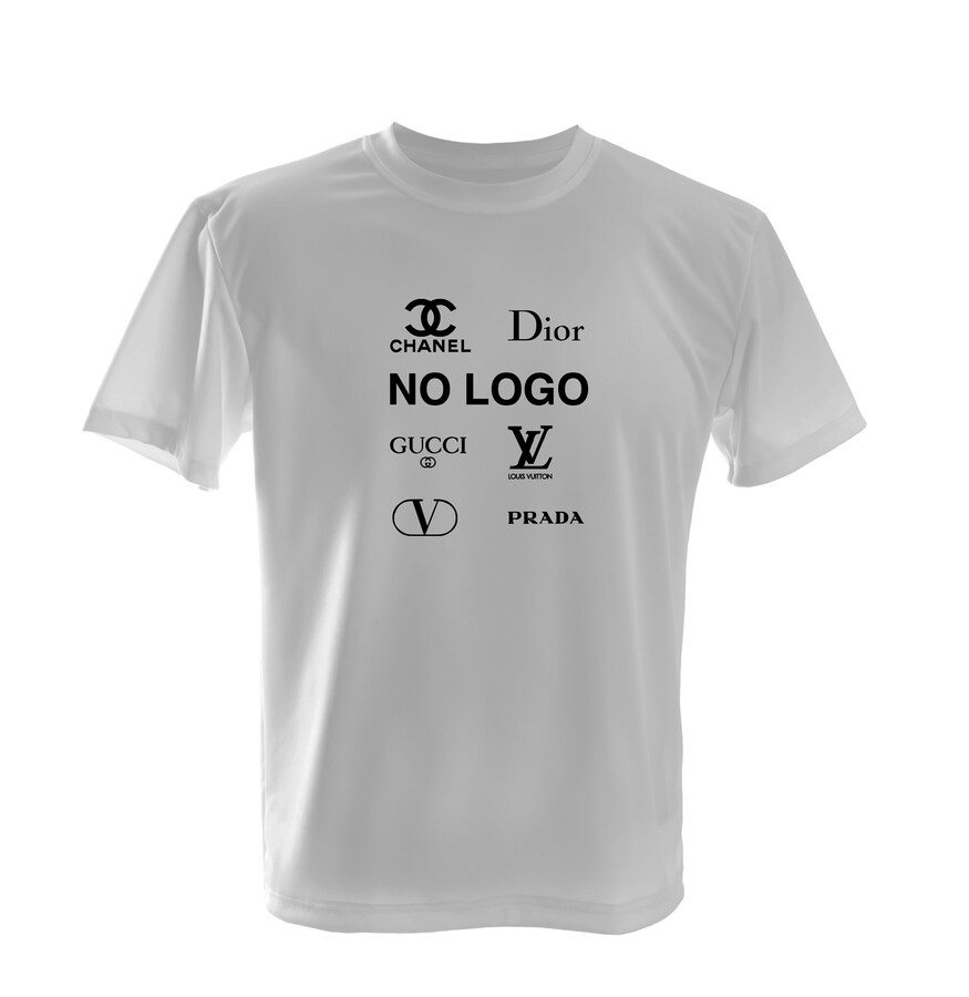 Imagen secundaria 2 - La diseñadora bilbaína Nahia del Valle y su camiseta NO LOGO.