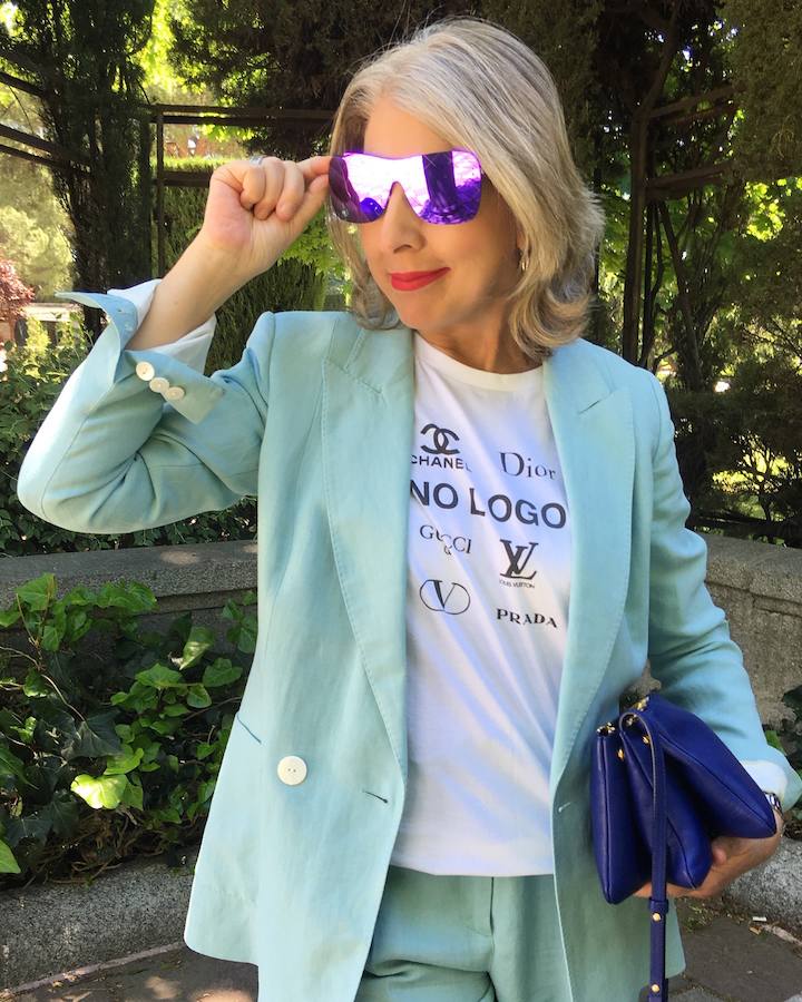 Imagen principal - La diseñadora bilbaína Nahia del Valle y su camiseta NO LOGO.