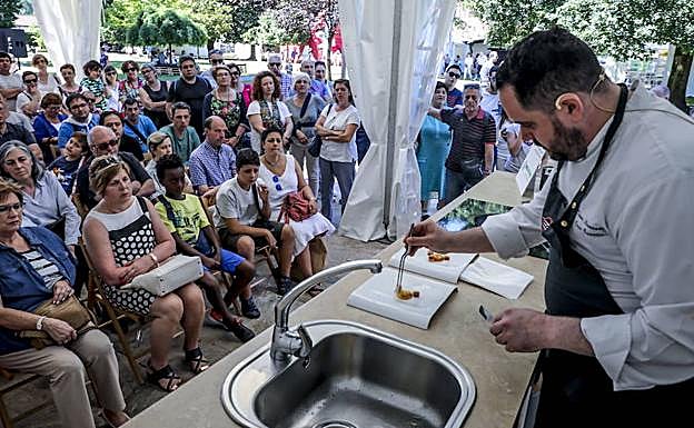 Txema Llamosas (Casa Garras, Karrantza), cocina para los asistentes a una edición pasada de la fiesta. 