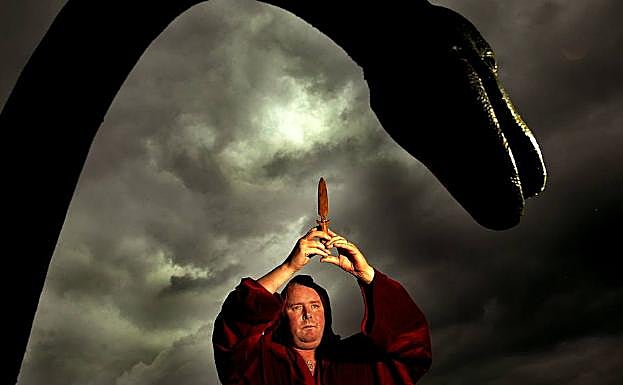 El brujo blanco Kevin Carlyon invocando al monstruo del lago Nessen en junio de 2003.