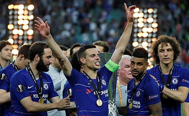 César Azpilicueta y sus compañeros del Chelsea celebran la Liga Europa 