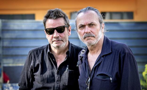 El director de cine Enrique Urbizu junto al actor Jose Coronado, en el set de la película 'Gigantes'.