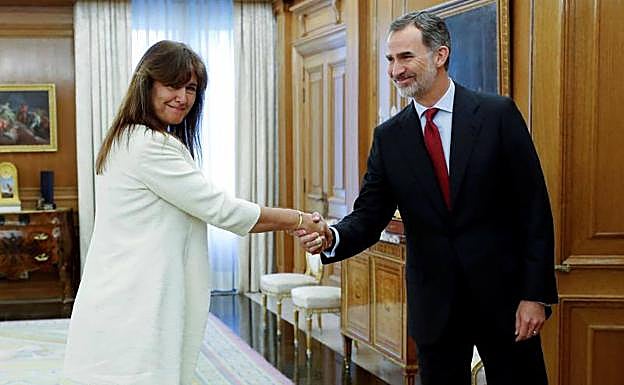 El rey Felipe VI saluda a la diputada de JxCat en el Congreso, Laura Borràs
