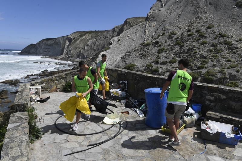 Fotos: Recogida de plásticos en la playa de Barrika
