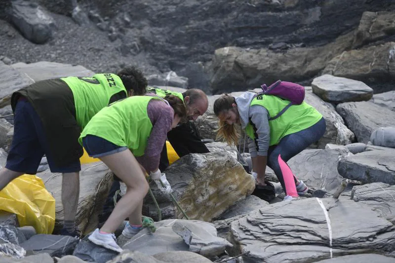 Fotos: Recogida de plásticos en la playa de Barrika