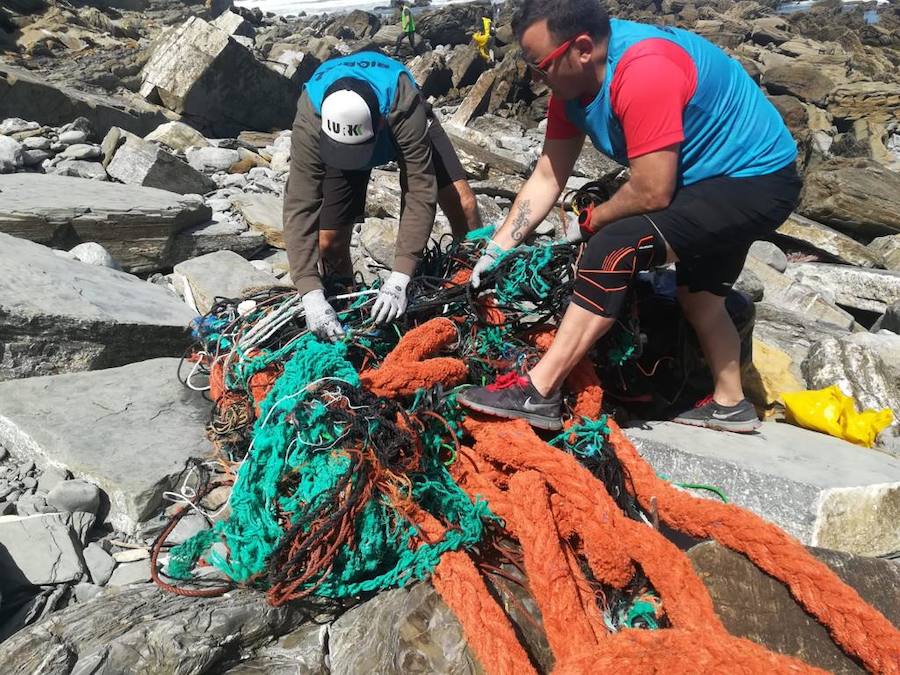 Fotos: Recogida de plásticos en la playa de Barrika