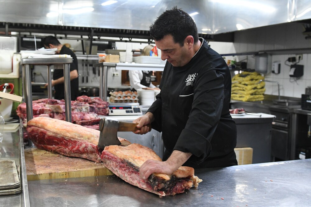 Fotos: Así se prepara la txuleta del Txakoli Simón