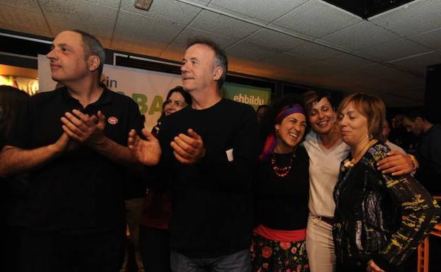 Félix González, Iratxe López de Aberasturi, Kike fernández de Pinedo, Amancay Villalba, Rocío Vitero y Miren Larrion, en la noche electoral.