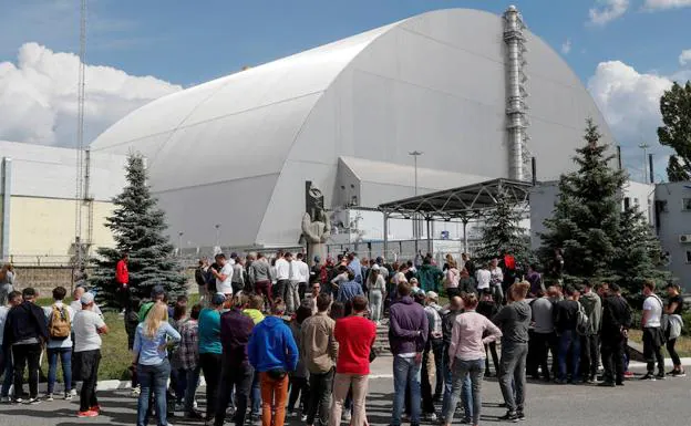 Turistas a la espera de entrar en el sarcófago de Chernóbil. 