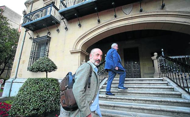 Aitor Elizegi accede al palacio de Ibaigane detrás de Juan Carlos Ercoreca, presidente de la Fundación. 