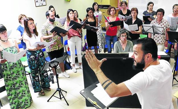 El director de Vocalia Taldea, Basilio Astúlez, da instrucciones al coro durante los ensayos del concierto de este domingo.