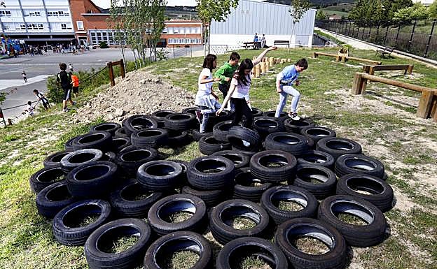 Alumnos de la escuela Unamunzaga disfrutan de sus nuevos juegos.