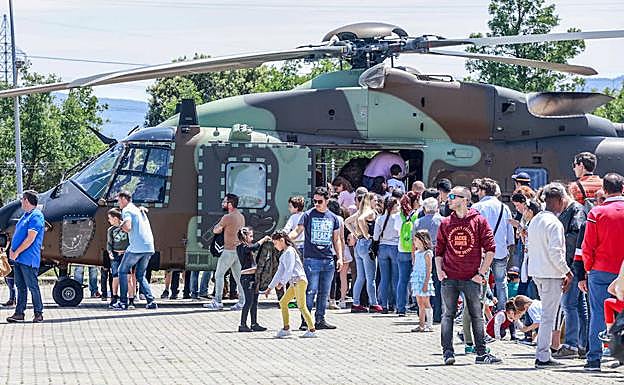 Muchos hicieron cola para subirse a los helicópteros o los tanques.