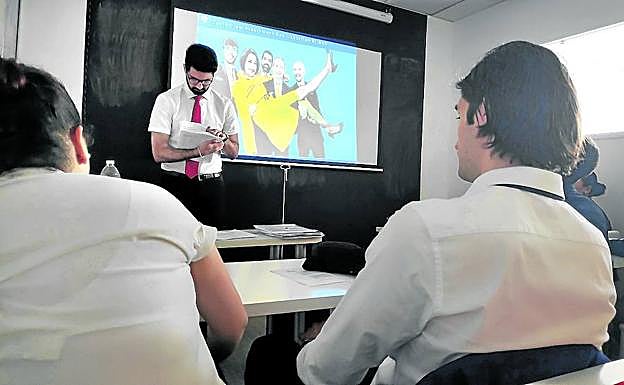 Iván, el formador, en el 'reclutamiento' del martes en Bilbao.