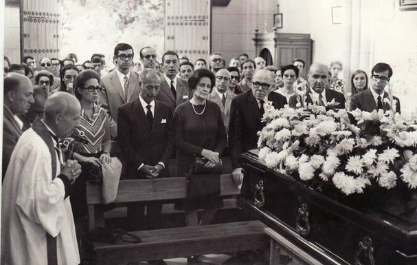 Chicho Ibáñez Serrador (a la derecha), en el funeral en Granada de su madre Pepita Serrador en 1970.