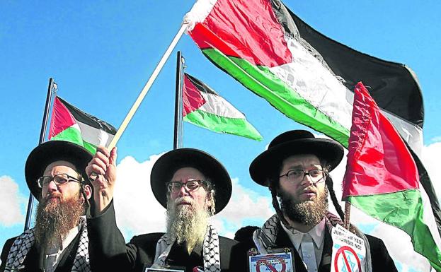 Judíos ultraortodoxos de Neturei Karta, con pañuelos y banderas palestinas, se manifiestan contra la ocupación israelí de la Franja de Gaza. 