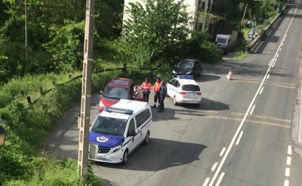 Momento de la detención del conductor implicado en el accidente mortal de Leintz-Gatzaga.